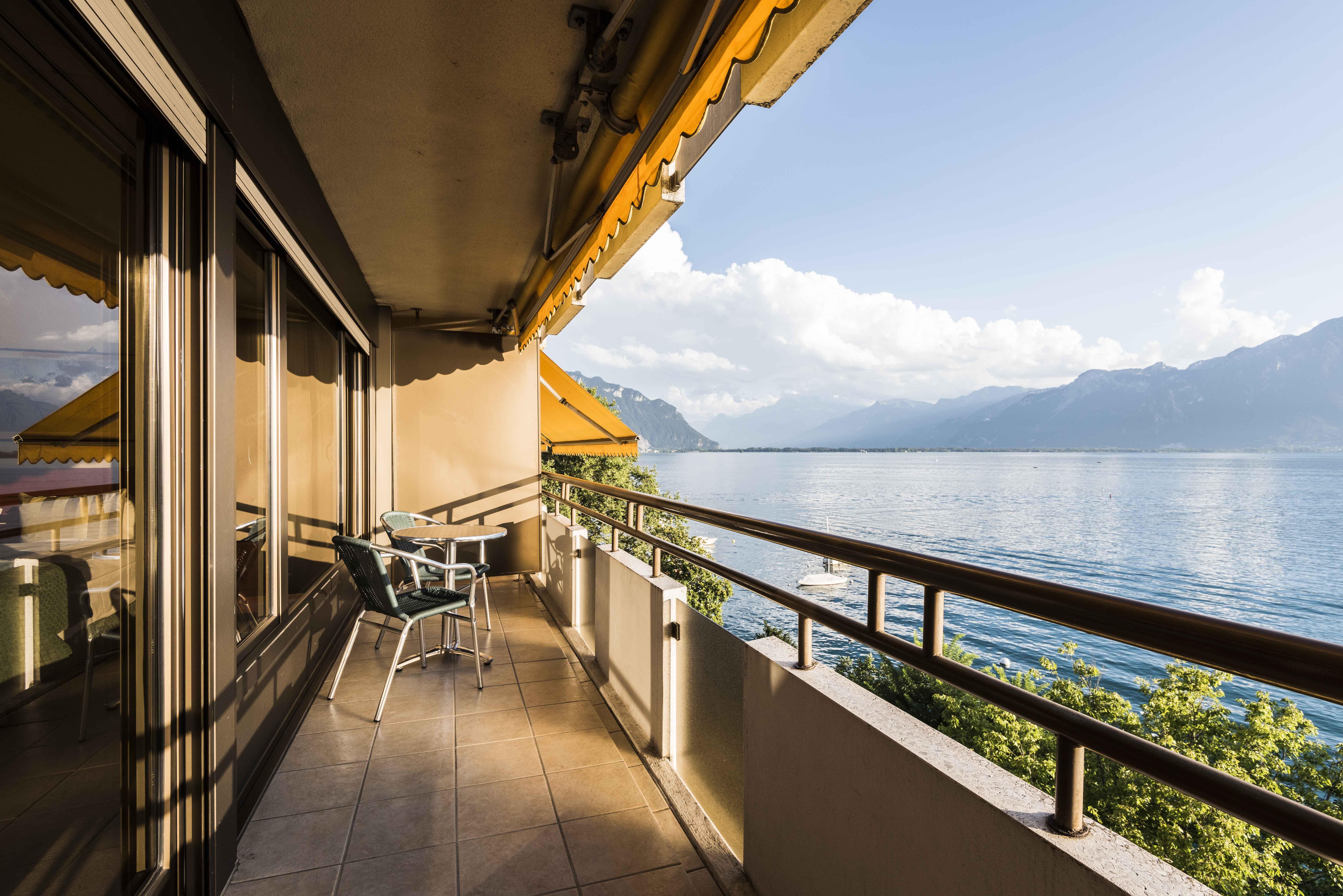 Royal Plaza Montreux Exterior foto A balcony in Switzerland