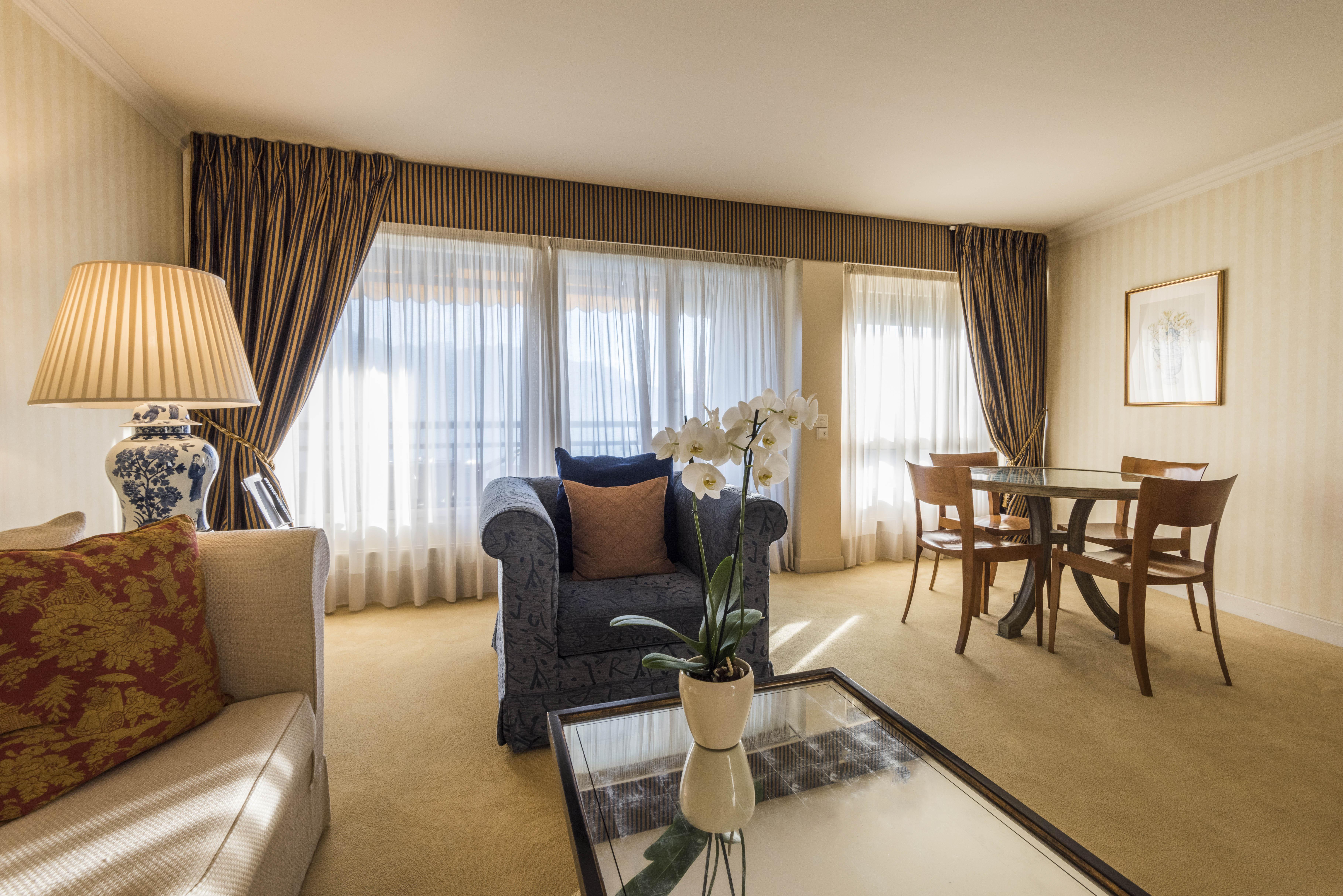 Royal Plaza Montreux Exterior foto A suite at the Mandarin Oriental, London