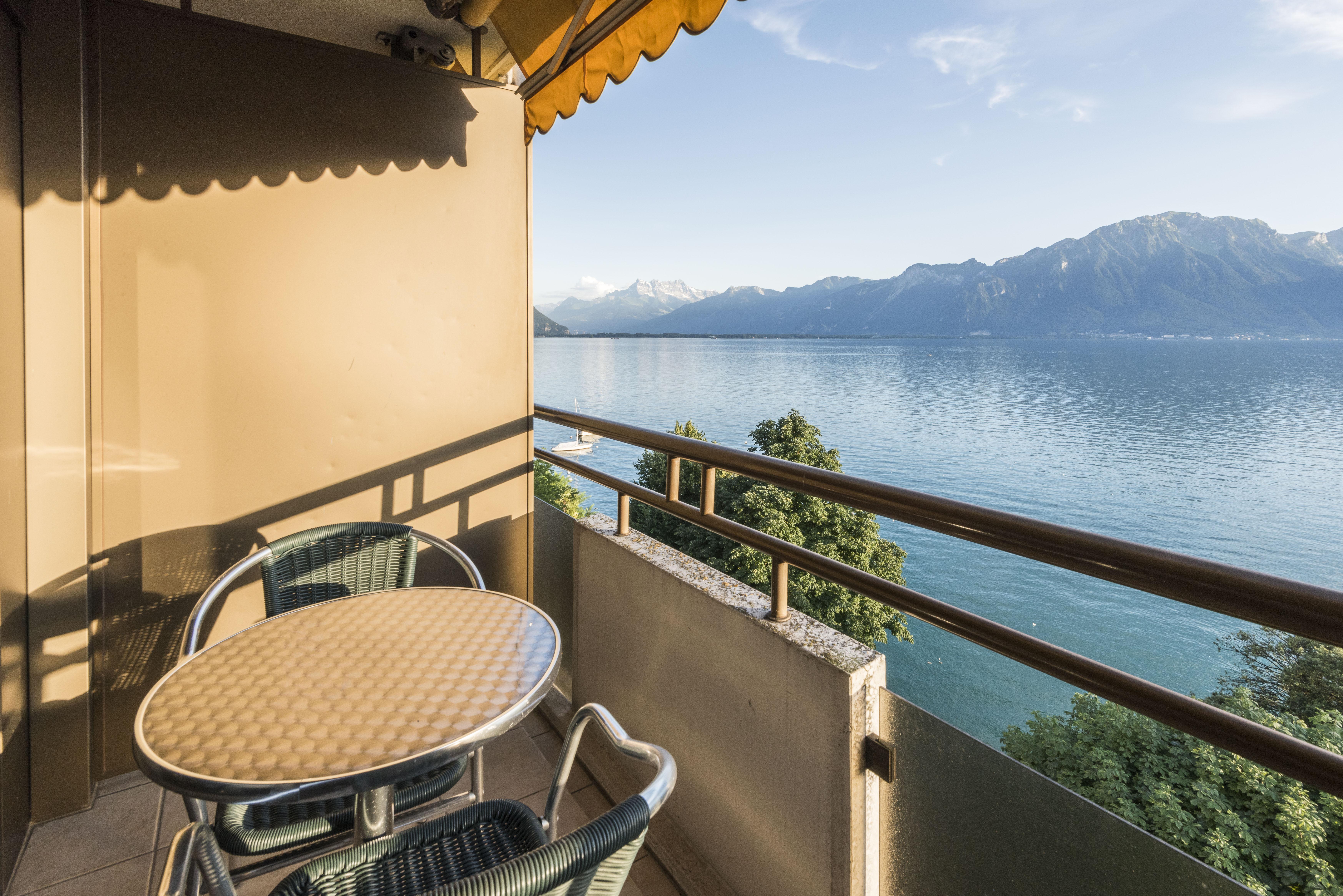 Royal Plaza Montreux Exterior foto A balcony in Switzerland