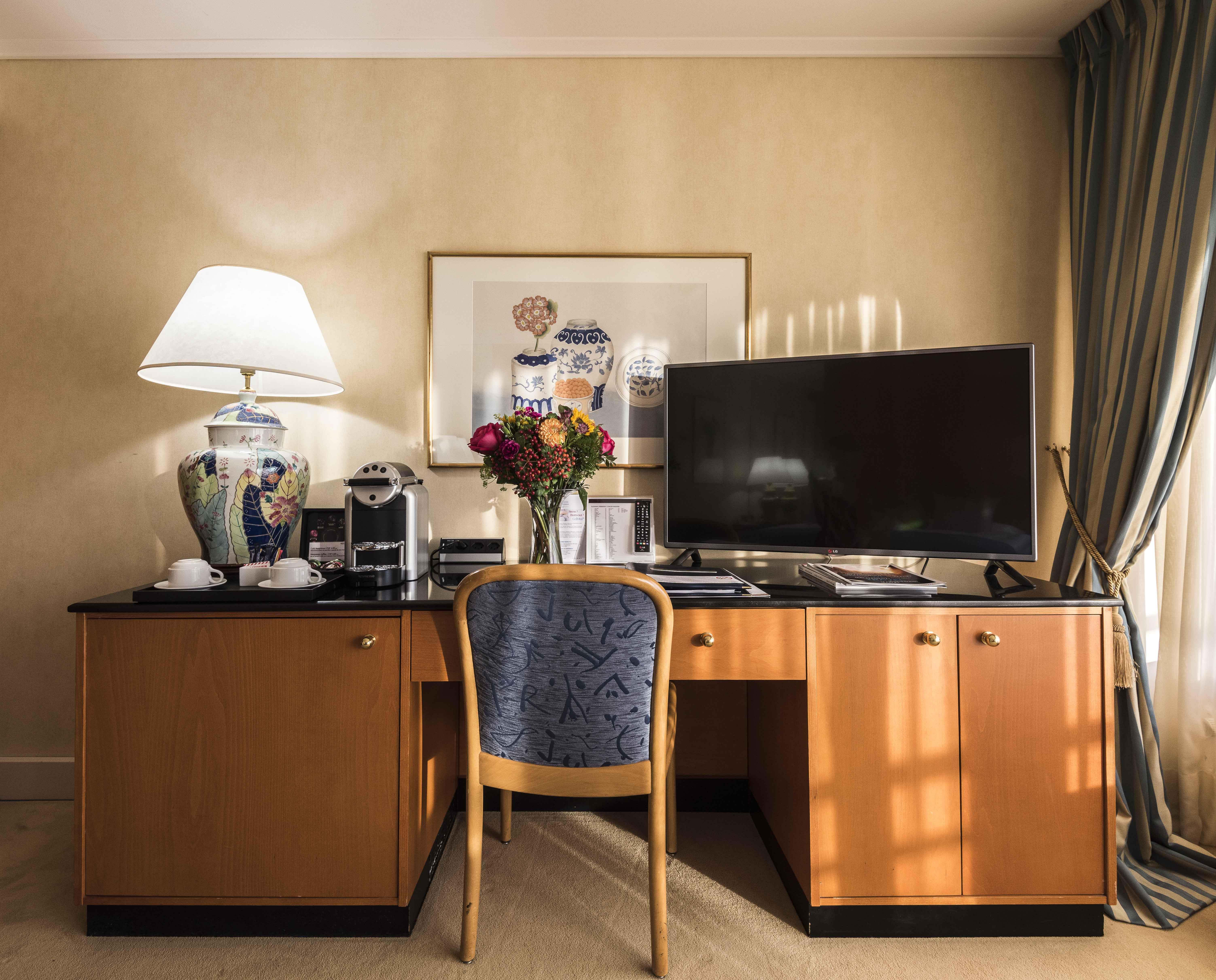 Royal Plaza Montreux Exterior foto A typical hotel room