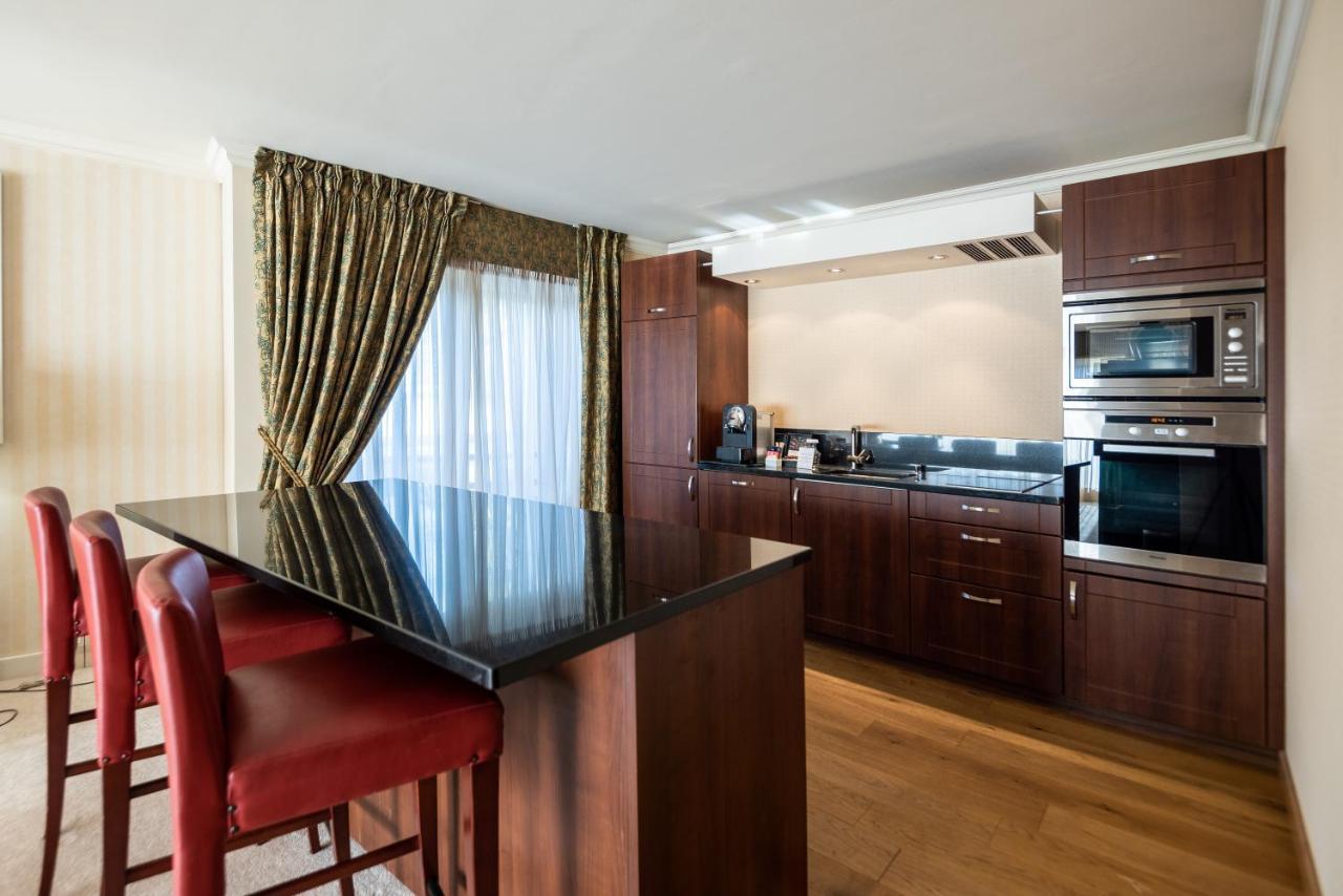 Royal Plaza Montreux Exterior foto A kitchen in a serviced apartment