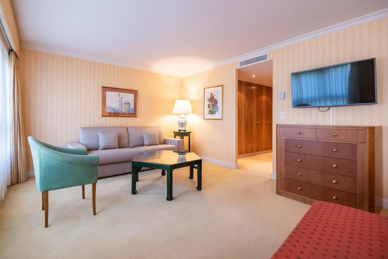 Royal Plaza Montreux Exterior foto A suite at the Hotel de la Ville